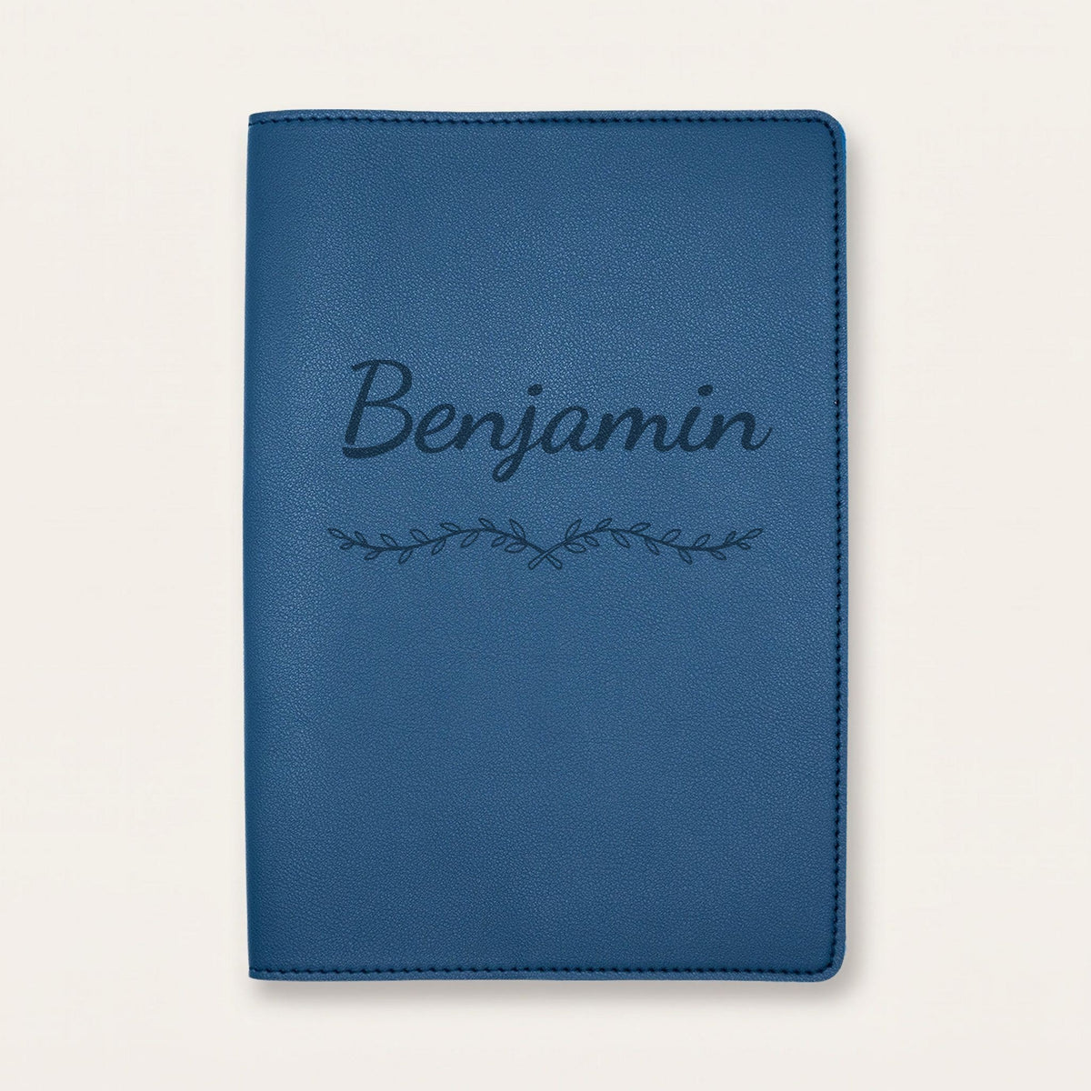 Protège carnet de santé personnalisé Benjamin — Bleu nuit — prénom « Benjamin » gravé, ornement Liane