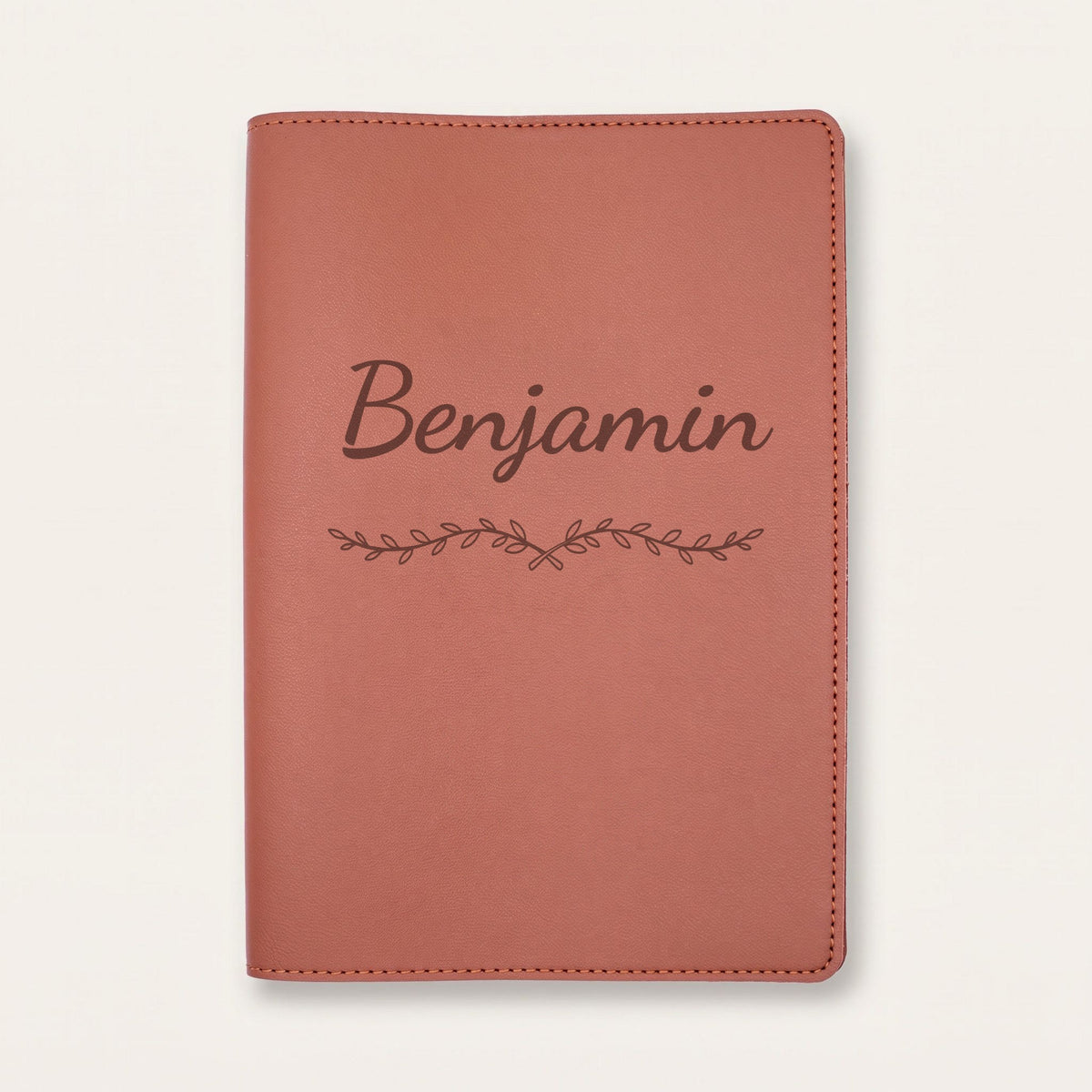 Protège carnet de santé personnalisé Benjamin — Chocolat — prénom « Benjamin » gravé, ornement Liane