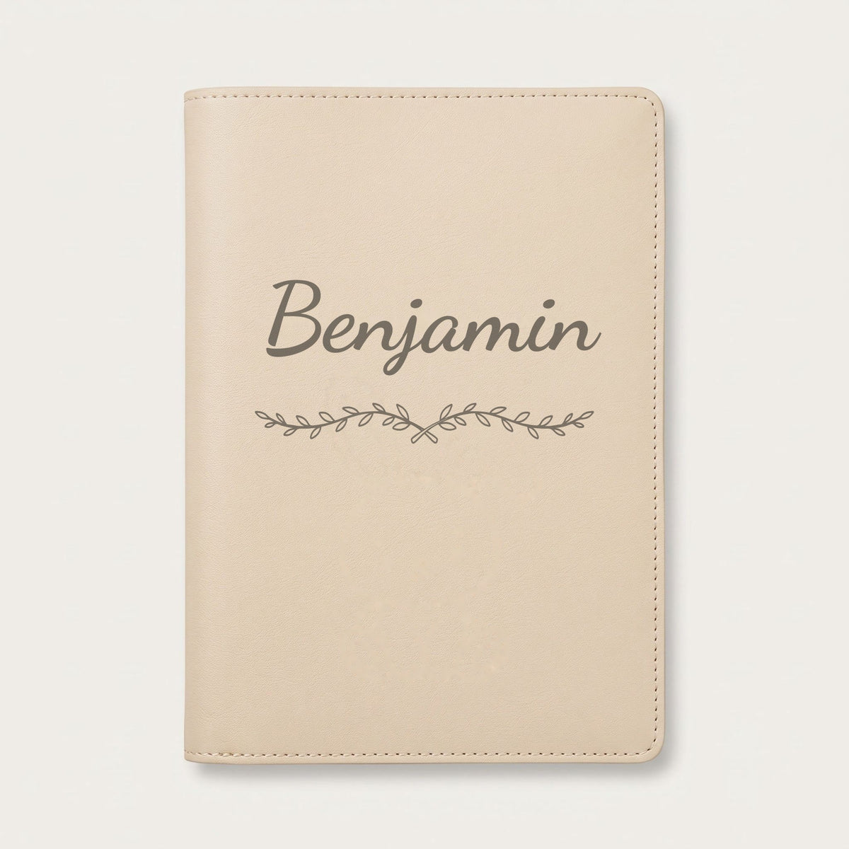 Protège carnet de santé personnalisé Benjamin — Crème vanille — prénom « Benjamin » gravé, ornement Liane