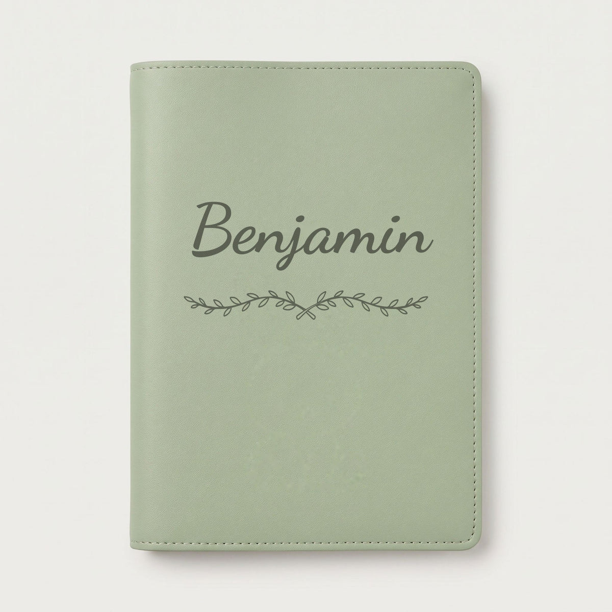 Protège carnet de santé personnalisé Benjamin — Vert sauge — prénom « Benjamin » gravé, ornement Liane