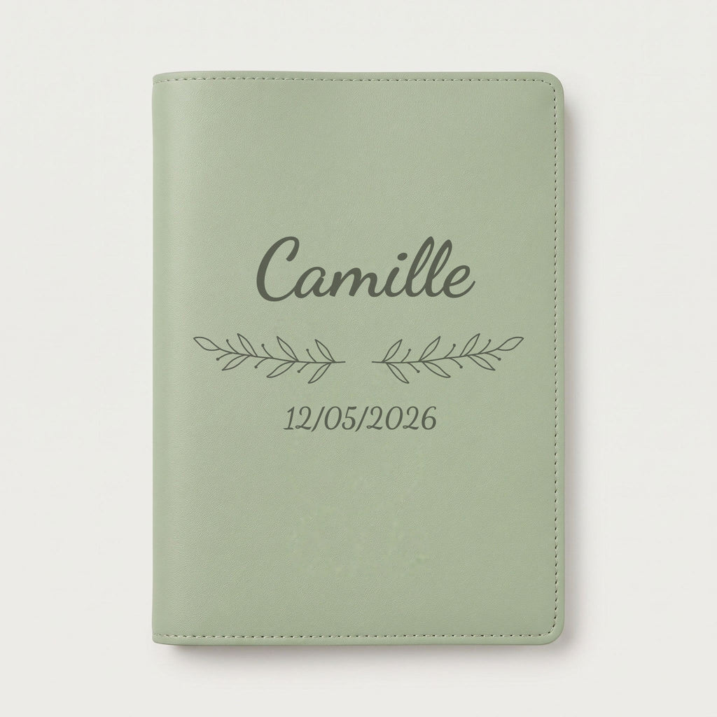 Protège carnet de santé personnalisé Camille — Vert sauge — prénom « Camille », ornement Rameaux et date de naissance « 12/05/2026 » gravés