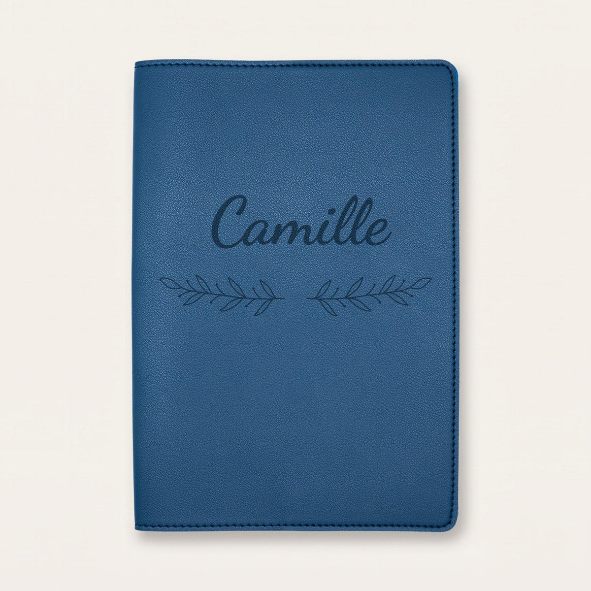 Protège carnet de santé personnalisé Camille — Bleu nuit — prénom « Camille » gravé, ornement Rameaux