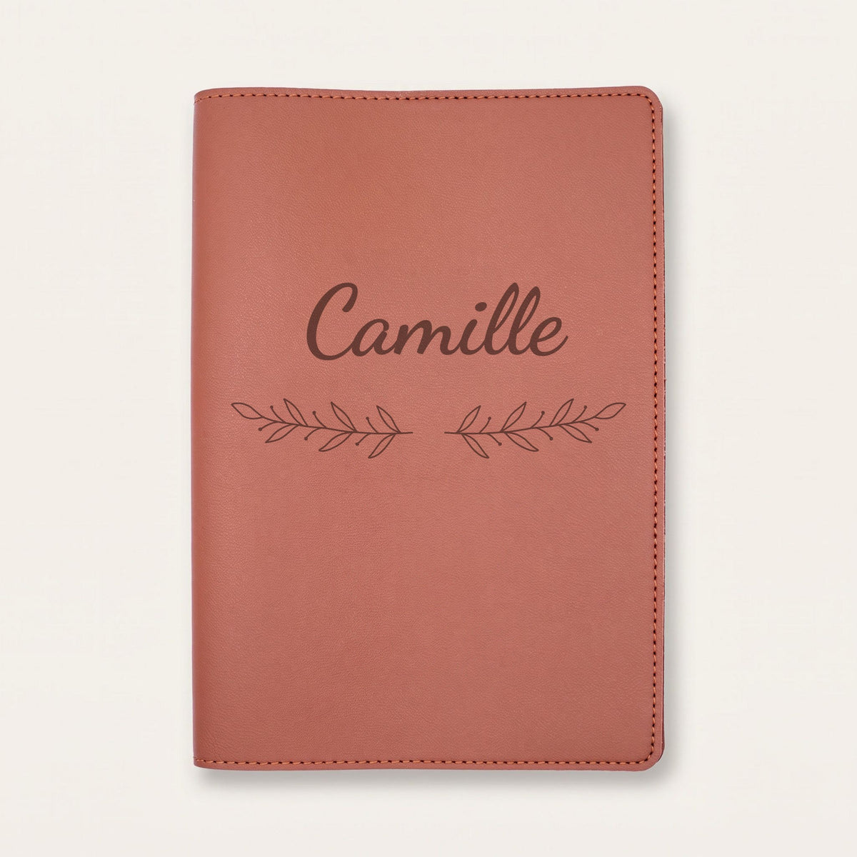 Protège carnet de santé personnalisé Camille — Chocolat — prénom « Camille » gravé, ornement Rameaux