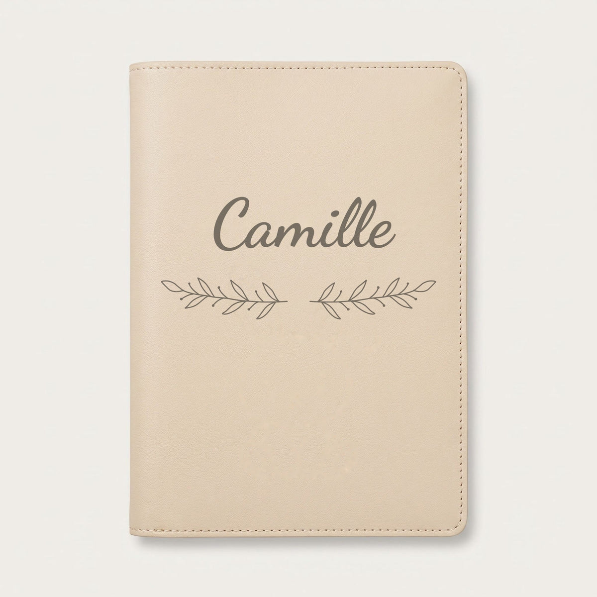Protège carnet de santé personnalisé Camille — Crème vanille — prénom « Camille » gravé, ornement Rameaux
