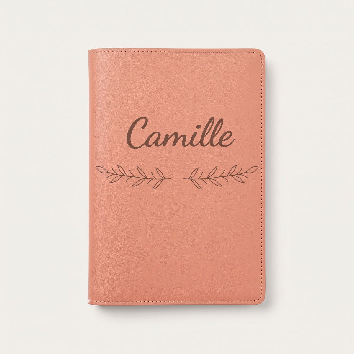 Protège carnet de santé personnalisé Camille — Terracotta — prénom « Camille » gravé, ornement Rameaux