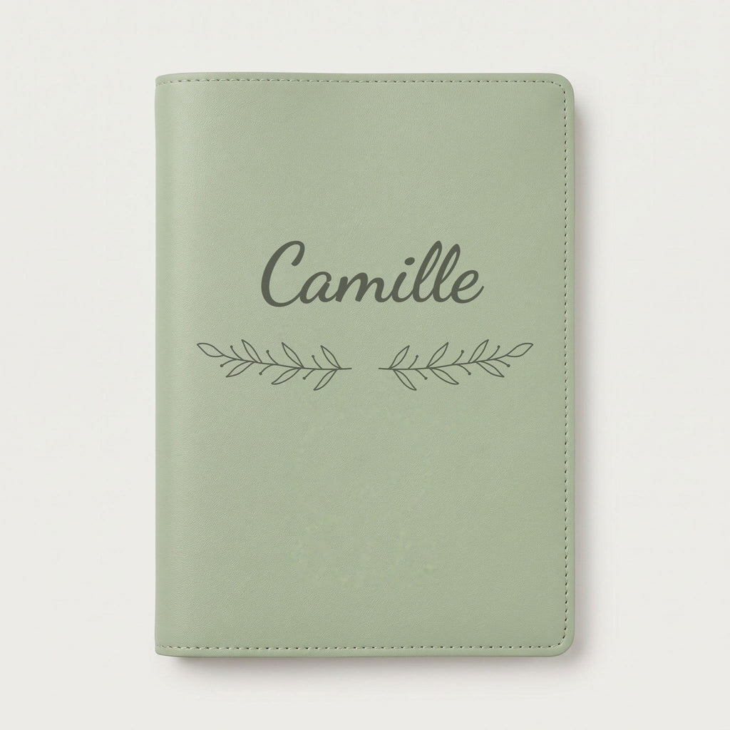 Protège carnet de santé personnalisé Camille — Vert sauge — prénom « Camille » gravé, ornement Rameaux