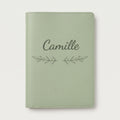 Protège carnet de santé personnalisé Camille — Vert sauge — prénom « Camille » gravé, ornement Rameaux