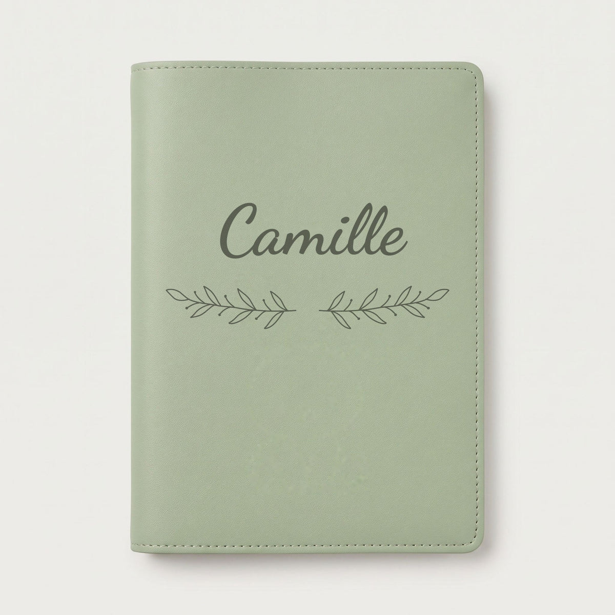 Protège carnet de santé personnalisé Camille — Vert sauge — prénom « Camille » gravé, ornement Rameaux