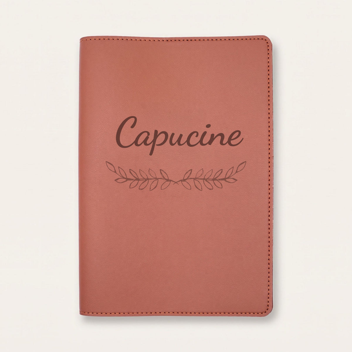 Protège carnet de santé personnalisé Capucine — Chocolat — prénom « Capucine » gravé, ornement Feuillage