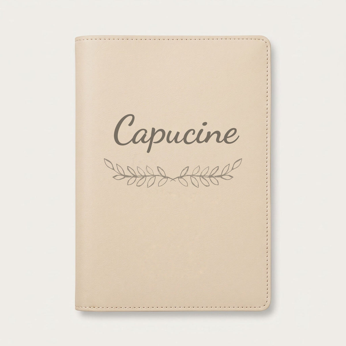 Protège carnet de santé personnalisé Capucine — Crème vanille — prénom « Capucine » gravé, ornement Feuillage