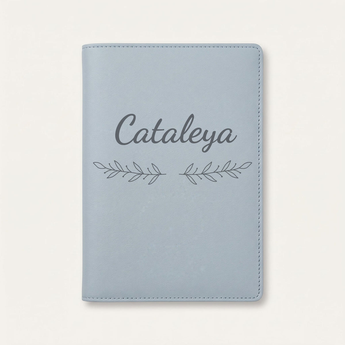 Protège carnet de santé personnalisé Cataleya — Bleu nuage — prénom « Cataleya » gravé, ornement Rameaux