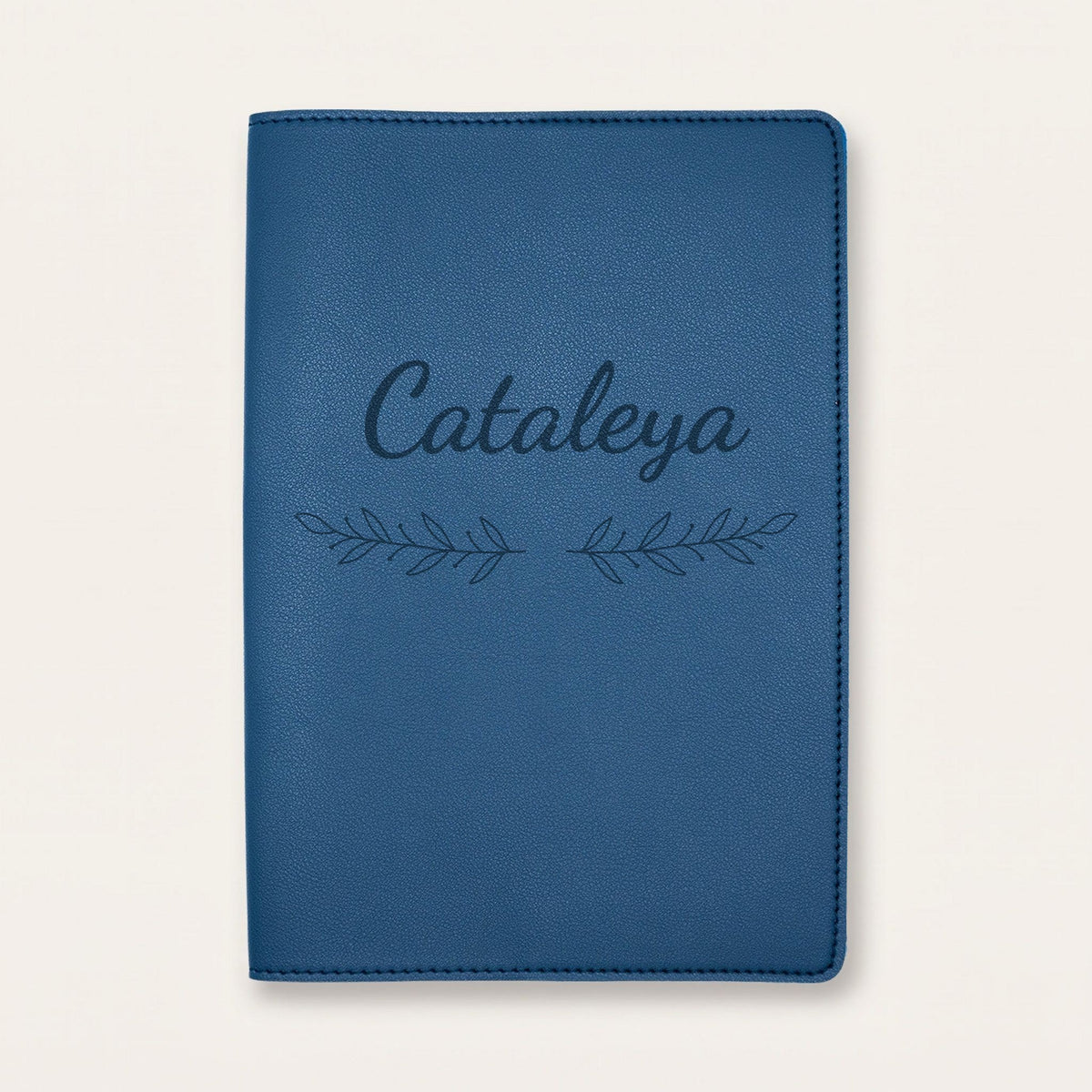 Protège carnet de santé personnalisé Cataleya — Bleu nuit — prénom « Cataleya » gravé, ornement Rameaux