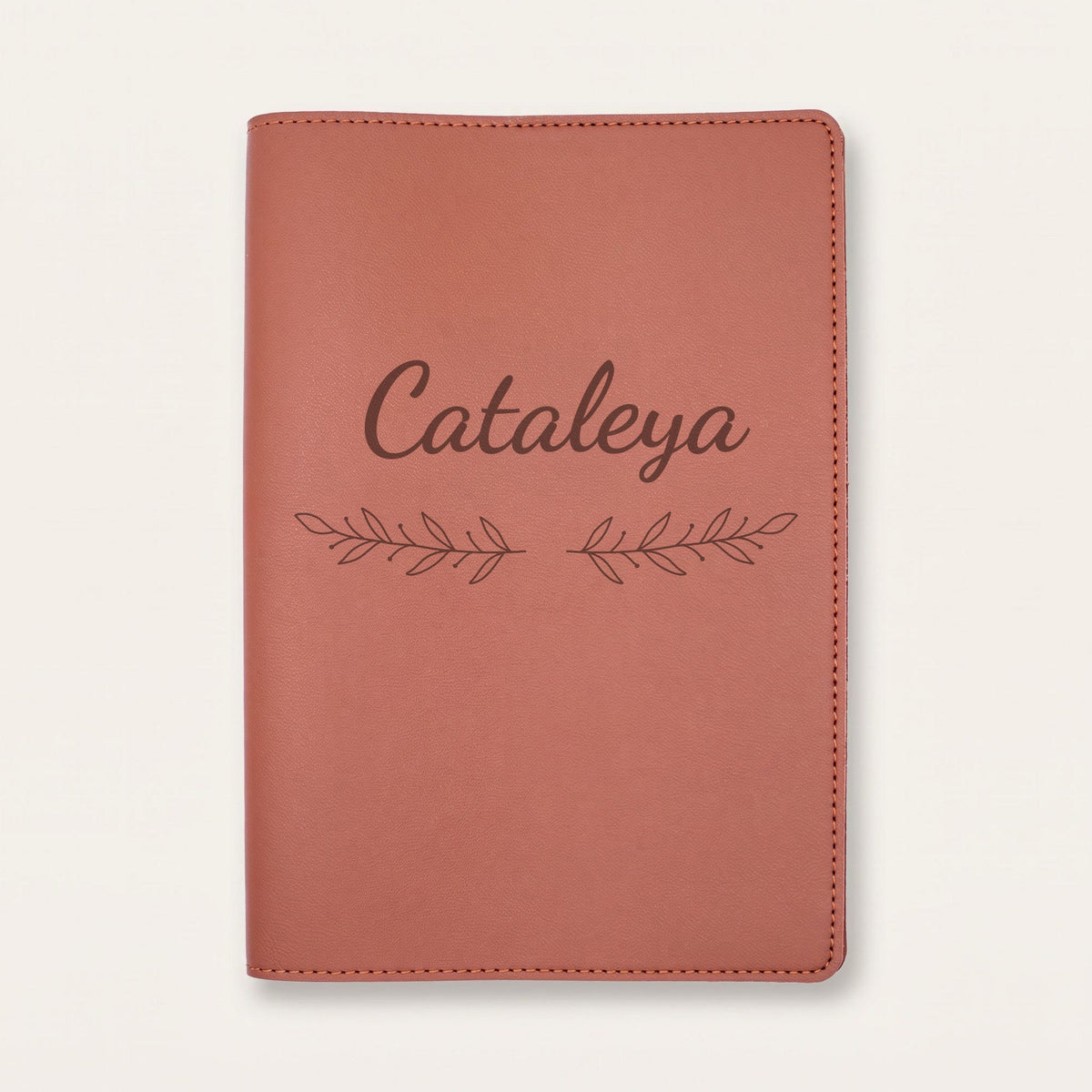 Protège carnet de santé personnalisé Cataleya — Chocolat — prénom « Cataleya » gravé, ornement Rameaux