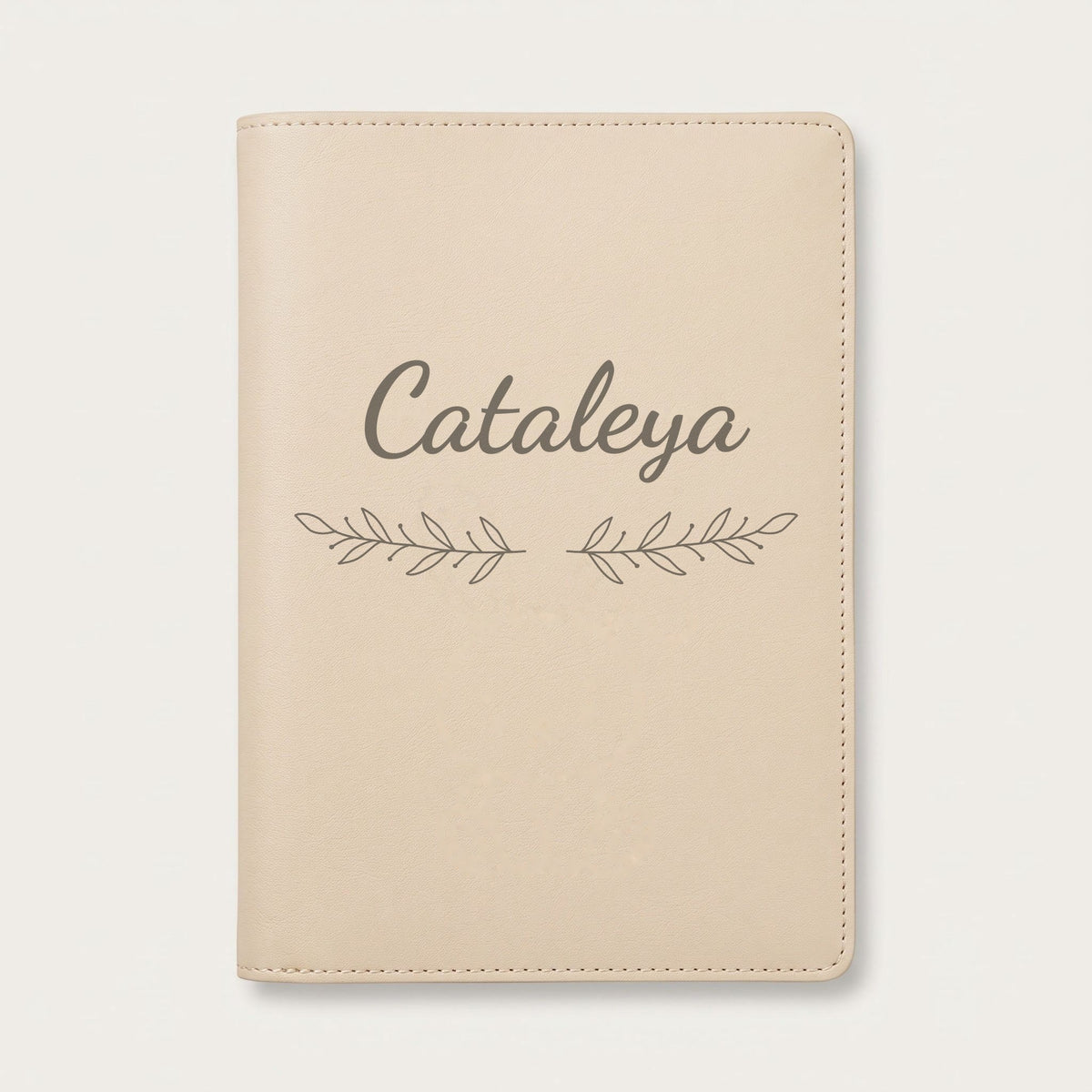Protège carnet de santé personnalisé Cataleya — Crème vanille — prénom « Cataleya » gravé, ornement Rameaux
