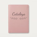 Protège carnet de santé personnalisé Cataleya — Rose dragée — prénom « Cataleya » gravé, ornement Rameaux