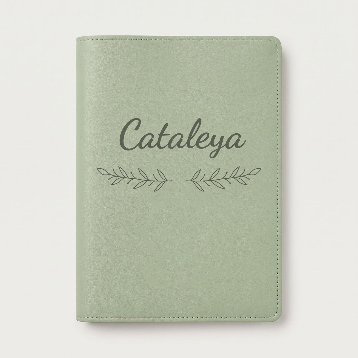 Protège carnet de santé personnalisé Cataleya — Vert sauge — prénom « Cataleya » gravé, ornement Rameaux