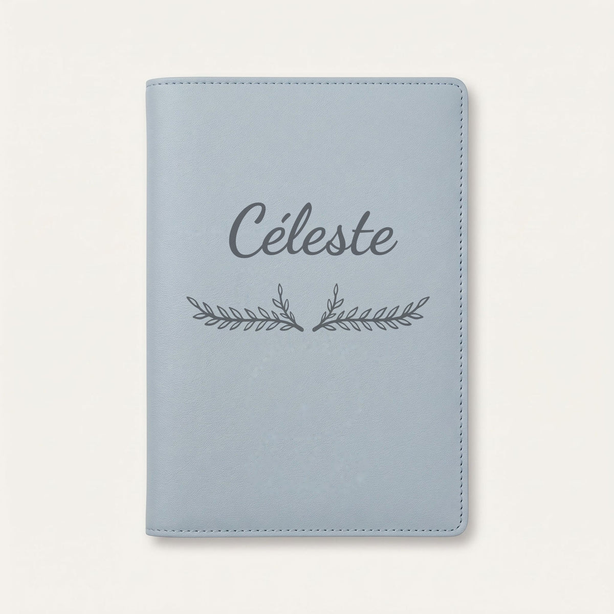 Protège carnet de santé personnalisé Céleste — Bleu nuage — prénom « Céleste » gravé, ornement Bouquet