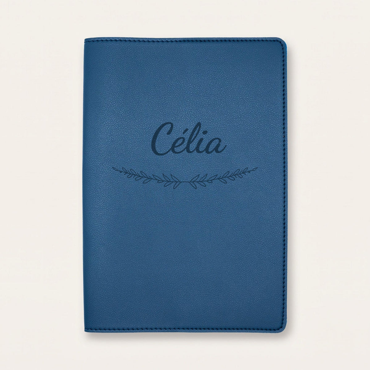 Protège carnet de santé personnalisé Célia — Bleu nuit — prénom « Célia » gravé, ornement Brindilles