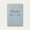 Protège carnet de santé personnalisé Charles — Bleu nuage — prénom « Charles » gravé, ornement Flèche