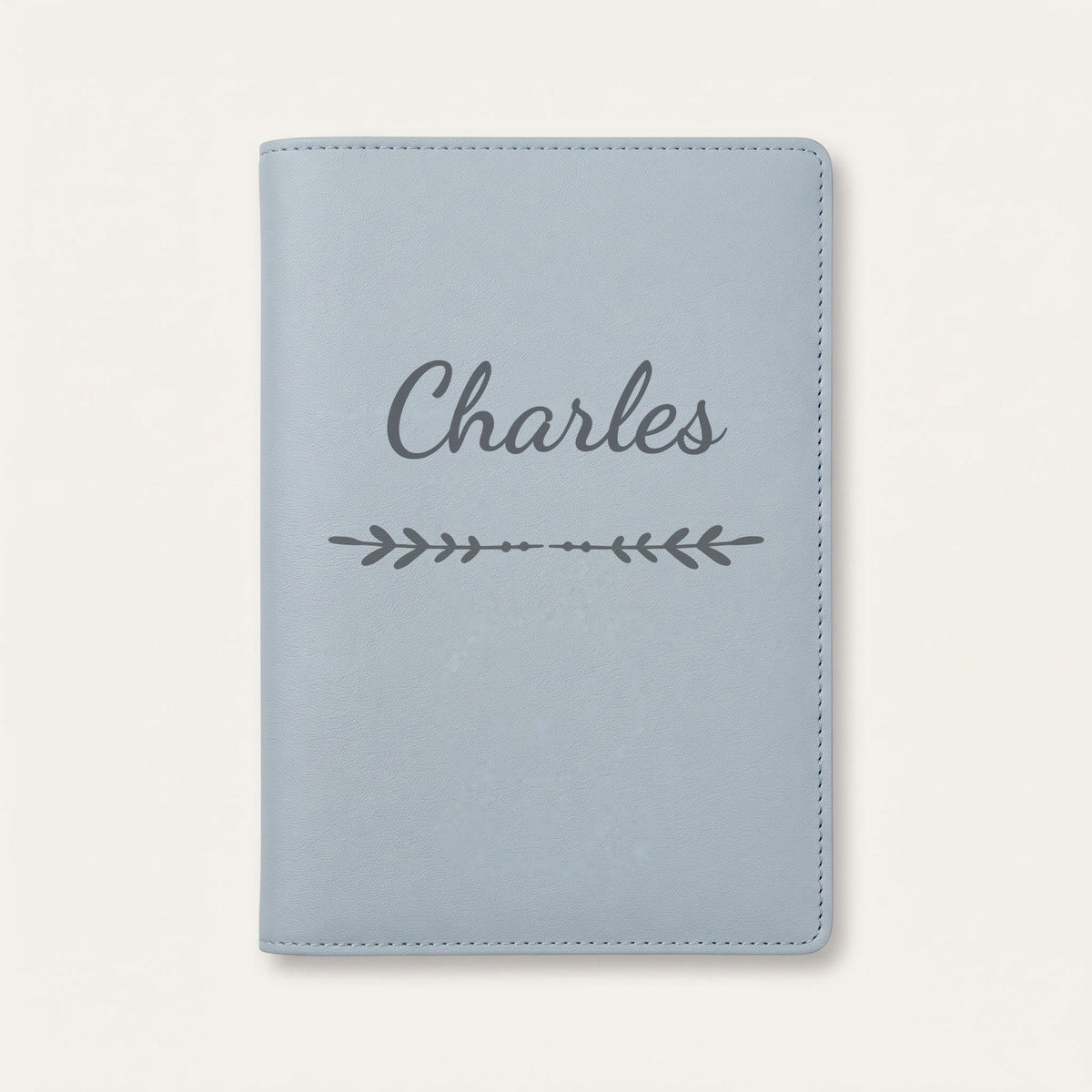 Protège carnet de santé personnalisé Charles — Bleu nuage — prénom « Charles » gravé, ornement Flèche