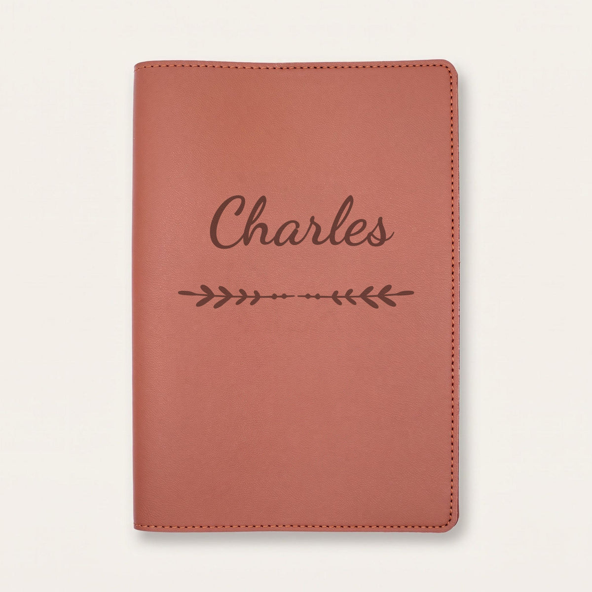 Protège carnet de santé personnalisé Charles — Chocolat — prénom « Charles » gravé, ornement Flèche