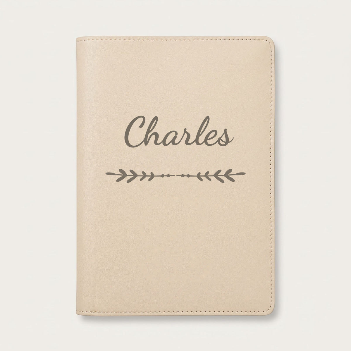 Protège carnet de santé personnalisé Charles — Crème vanille — prénom « Charles » gravé, ornement Flèche