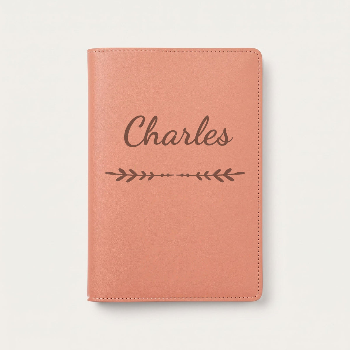 Protège carnet de santé personnalisé Charles — Terracotta — prénom « Charles » gravé, ornement Flèche