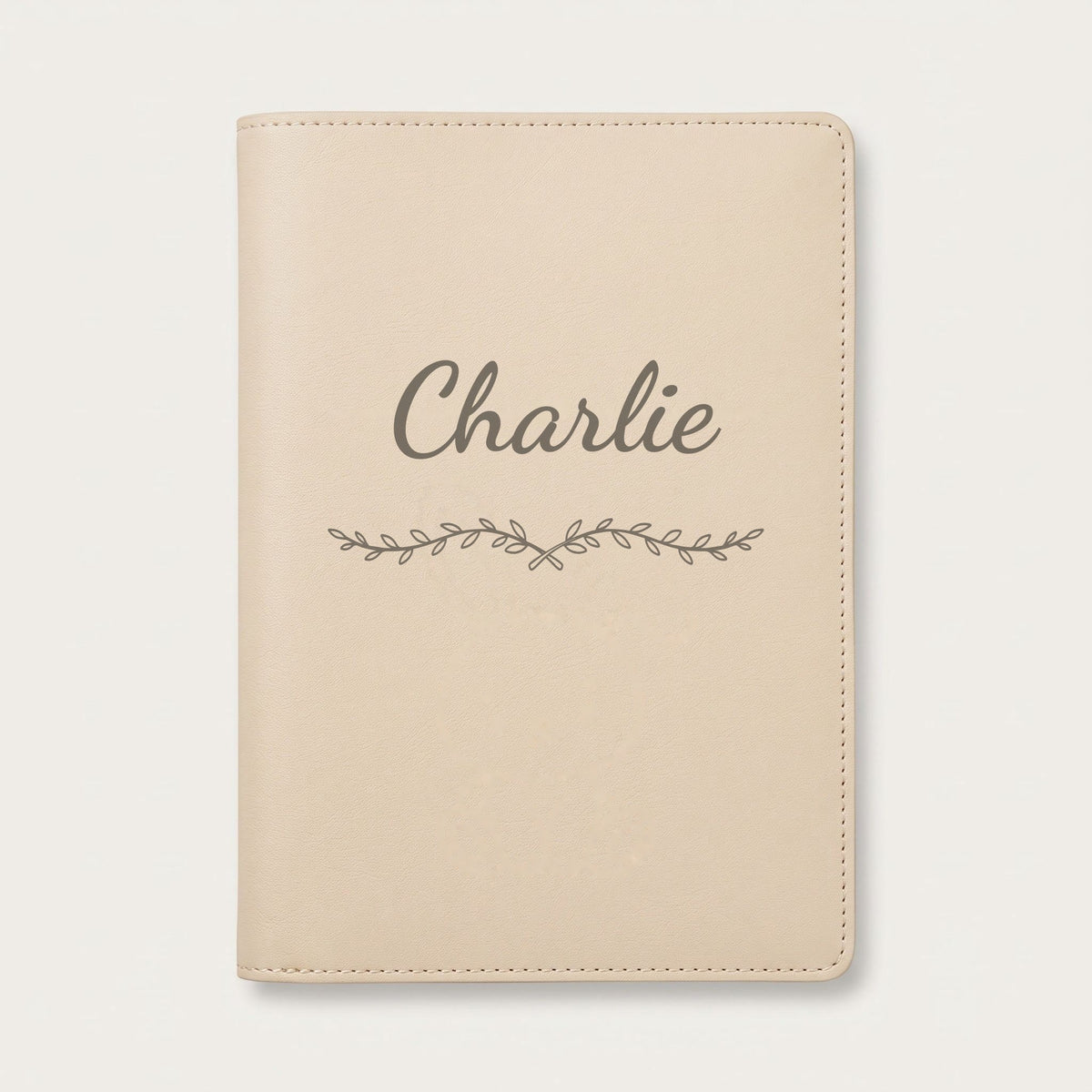 Protège carnet de santé personnalisé Charlie — Crème vanille — prénom « Charlie » gravé, ornement Liane