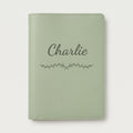 Protège carnet de santé personnalisé Charlie — Vert sauge — prénom « Charlie » gravé, ornement Liane