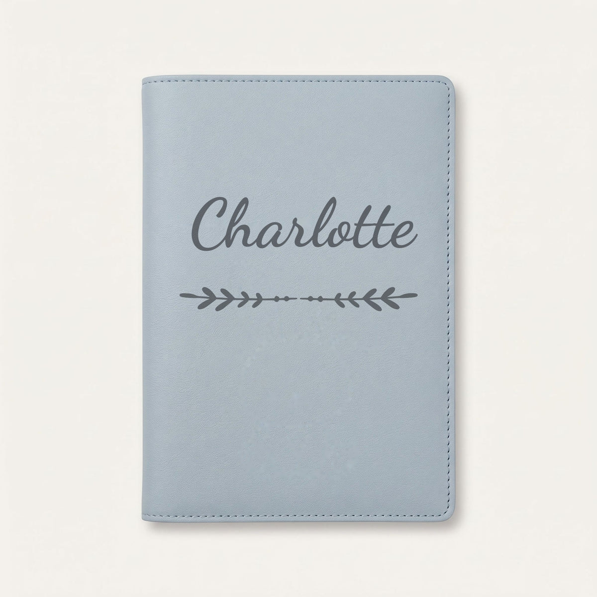Protège carnet de santé personnalisé Charlotte — Bleu nuage — prénom « Charlotte » gravé, ornement Flèche