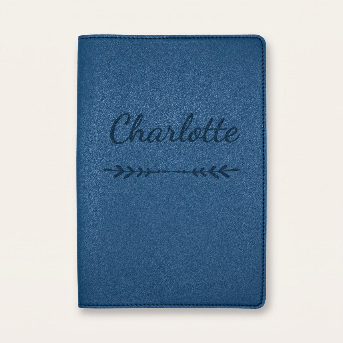 Protège carnet de santé personnalisé Charlotte — Bleu nuit — prénom « Charlotte » gravé, ornement Flèche