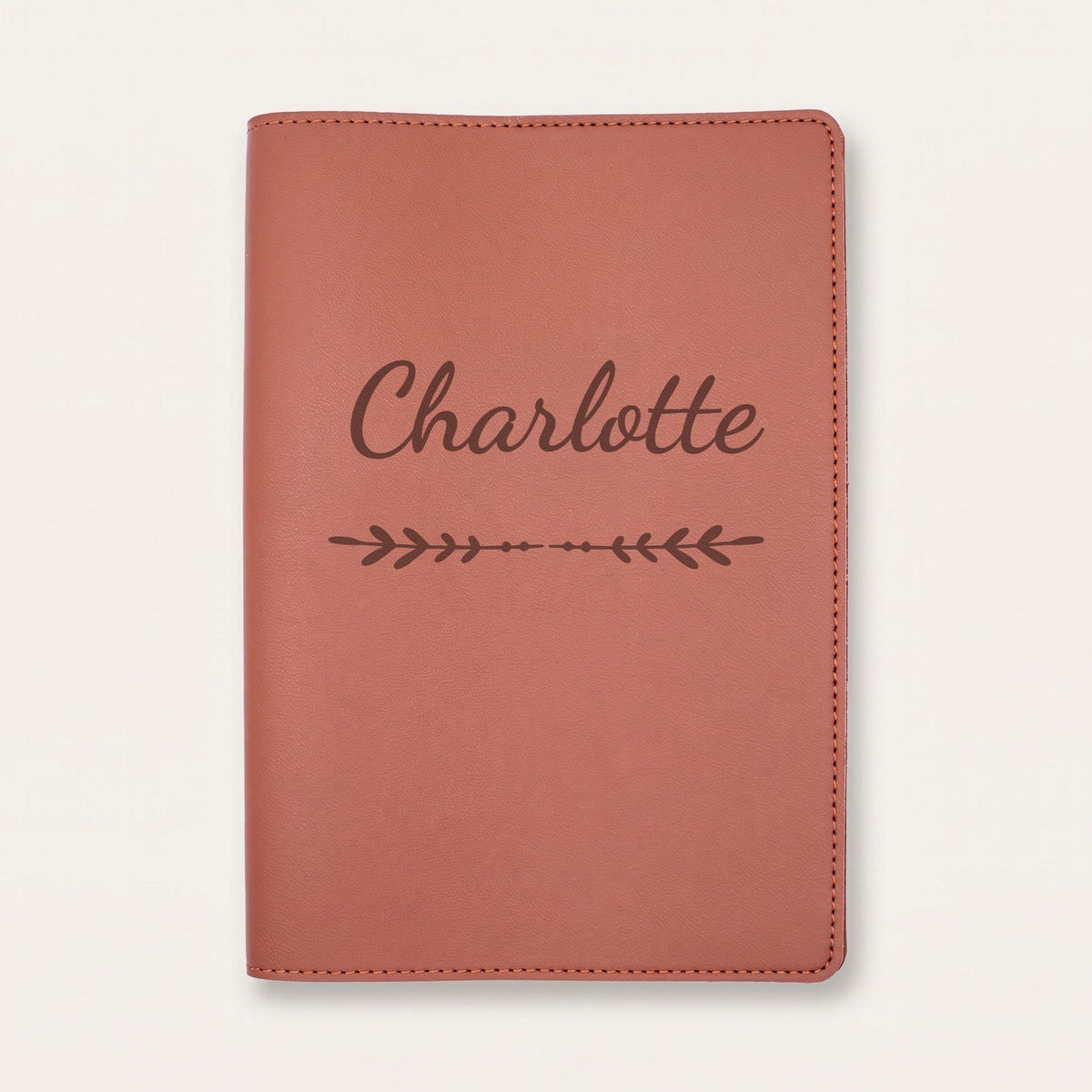 Protège carnet de santé personnalisé Charlotte — Chocolat — prénom « Charlotte » gravé, ornement Flèche