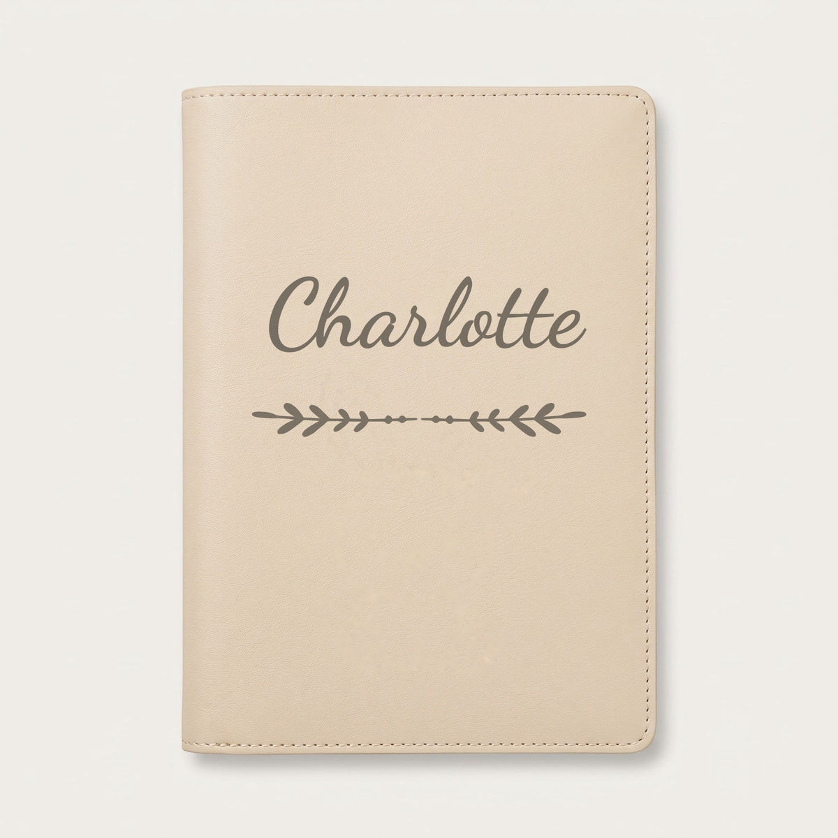 Protège carnet de santé personnalisé Charlotte — Crème vanille — prénom « Charlotte » gravé, ornement Flèche
