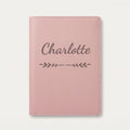 Protège carnet de santé personnalisé Charlotte — Rose dragée — prénom « Charlotte » gravé, ornement Flèche