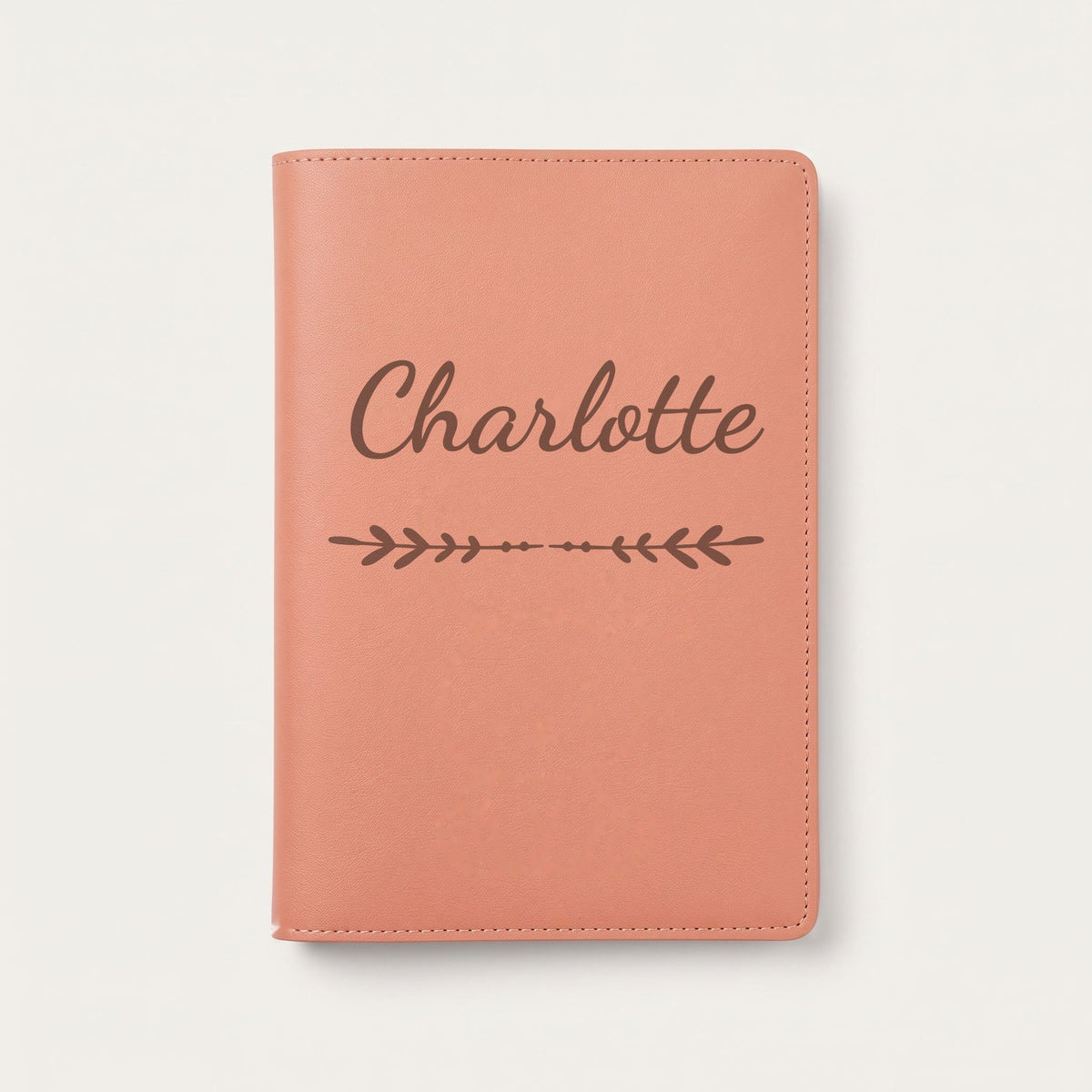 Protège carnet de santé personnalisé Charlotte — Terracotta — prénom « Charlotte » gravé, ornement Flèche