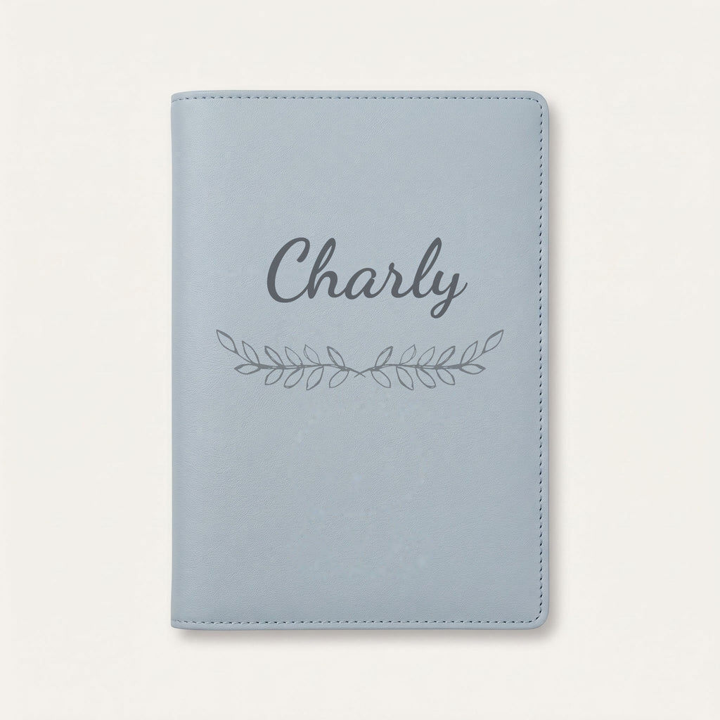 Protège carnet de santé personnalisé Charly — Bleu nuage — prénom « Charly » gravé, ornement Feuillage