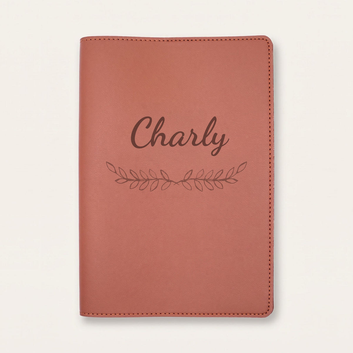 Protège carnet de santé personnalisé Charly — Chocolat — prénom « Charly » gravé, ornement Feuillage