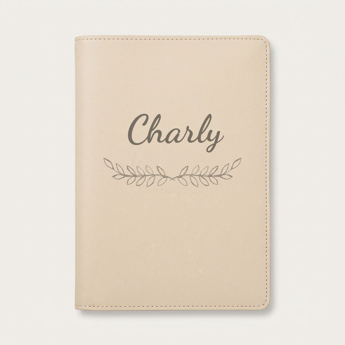 Protège carnet de santé personnalisé Charly — Crème vanille — prénom « Charly » gravé, ornement Feuillage