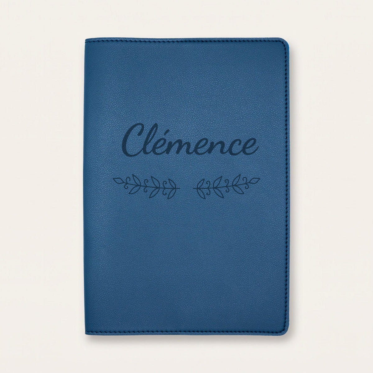 Protège carnet de santé personnalisé Clémence — Bleu nuit — prénom « Clémence » gravé, ornement Volutes
