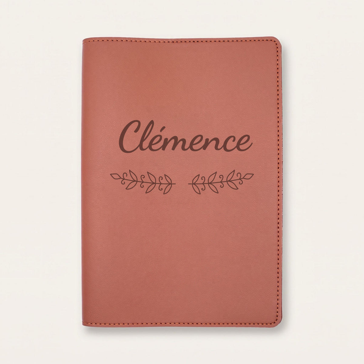 Protège carnet de santé personnalisé Clémence — Chocolat — prénom « Clémence » gravé, ornement Volutes