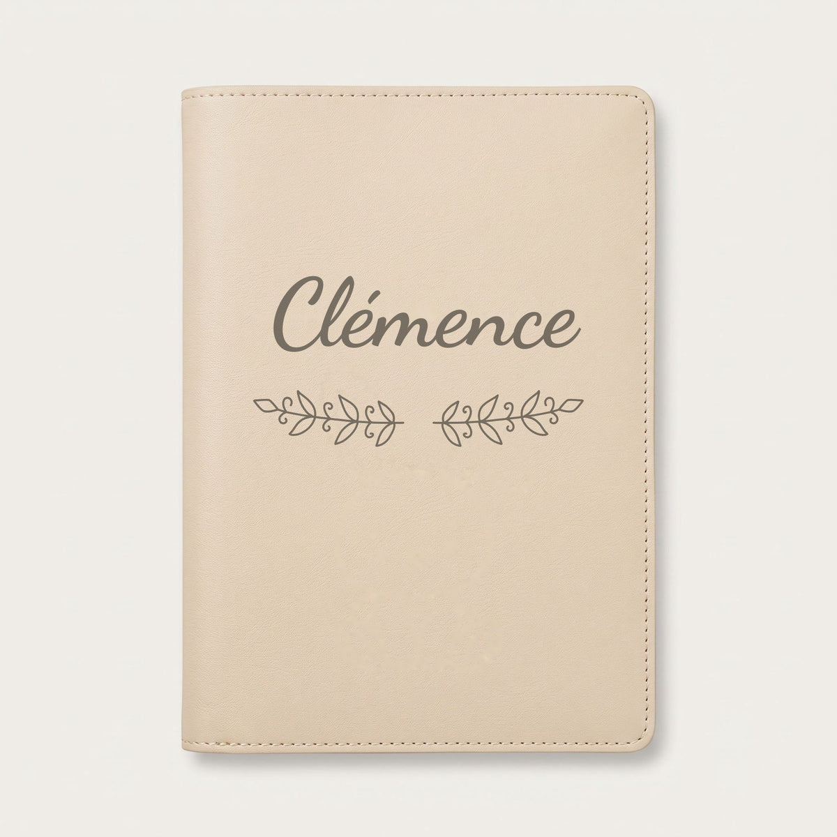 Protège carnet de santé personnalisé Clémence — Crème vanille — prénom « Clémence » gravé, ornement Volutes