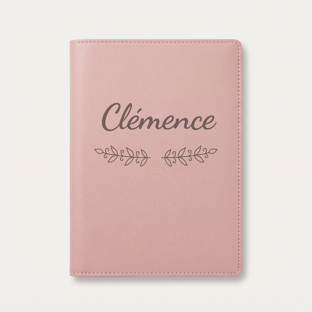 Protège carnet de santé personnalisé Clémence — Rose dragée — prénom « Clémence » gravé, ornement Volutes