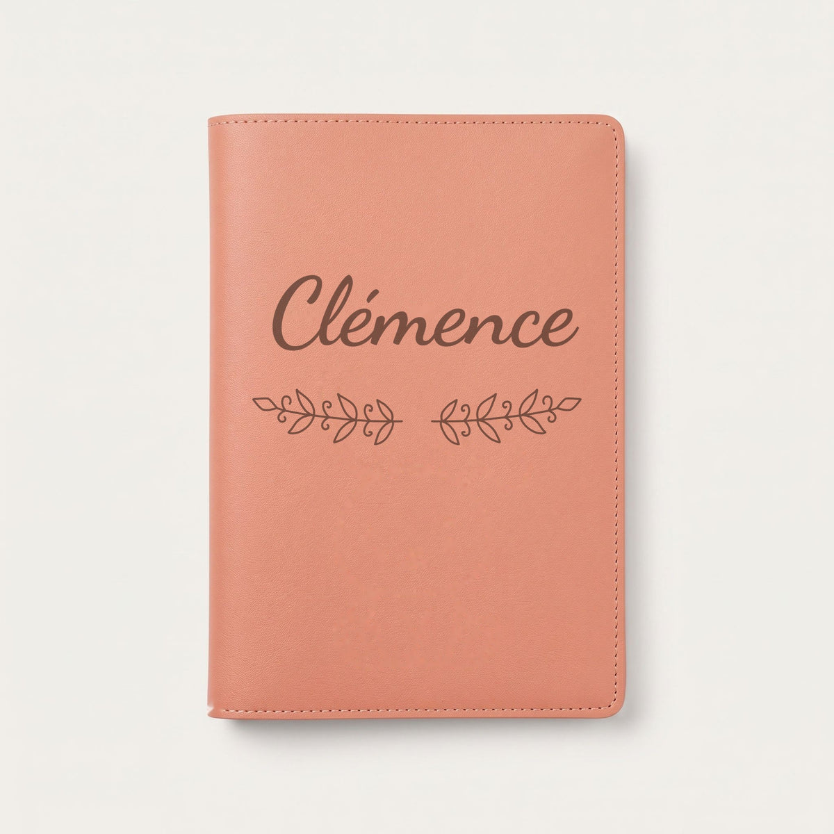 Protège carnet de santé personnalisé Clémence — Terracotta — prénom « Clémence » gravé, ornement Volutes