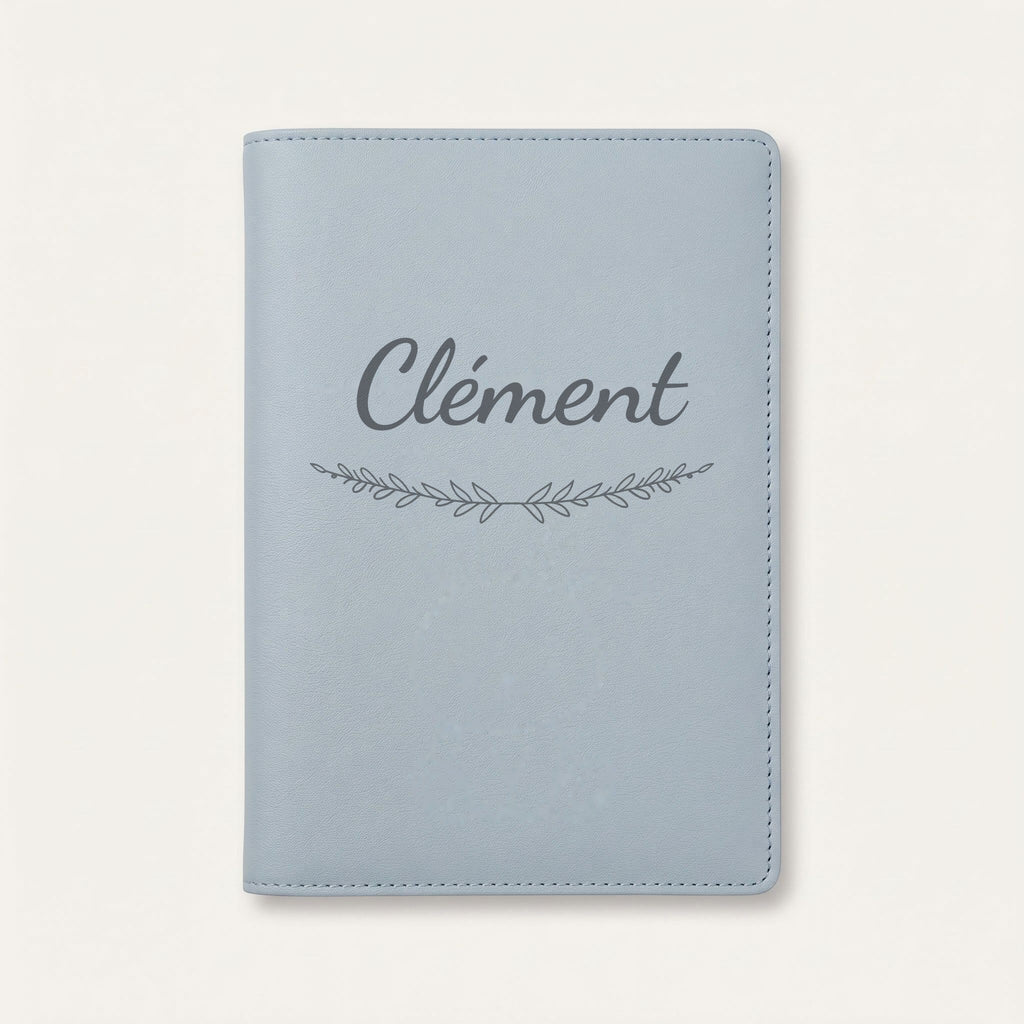 Protège carnet de santé personnalisé Clément — Bleu nuage — prénom « Clément » gravé, ornement Brindilles