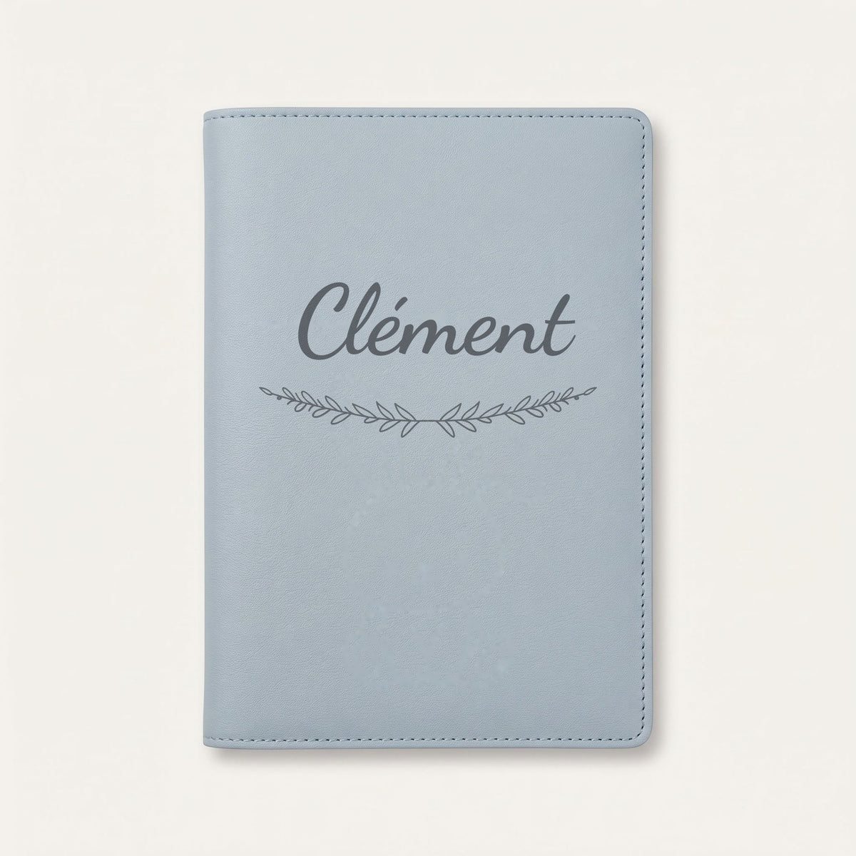 Protège carnet de santé personnalisé Clément — Bleu nuage — prénom « Clément » gravé, ornement Brindilles