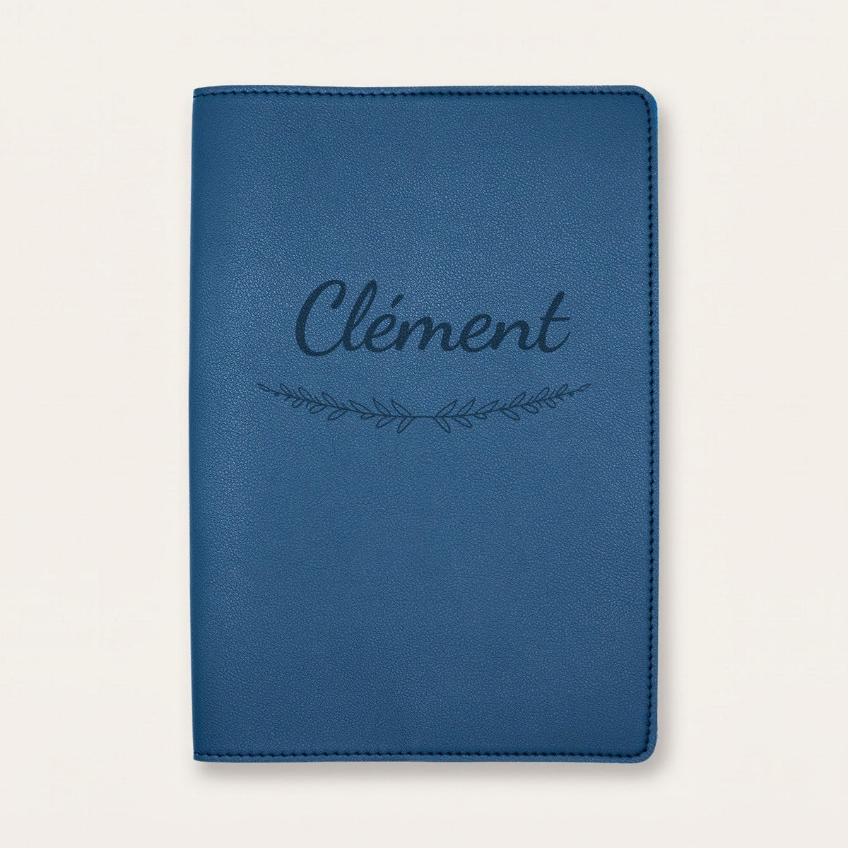 Protège carnet de santé personnalisé Clément — Bleu nuit — prénom « Clément » gravé, ornement Brindilles