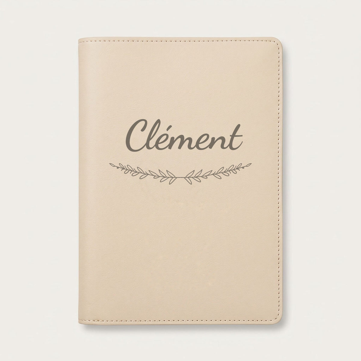 Protège carnet de santé personnalisé Clément — Crème vanille — prénom « Clément » gravé, ornement Brindilles