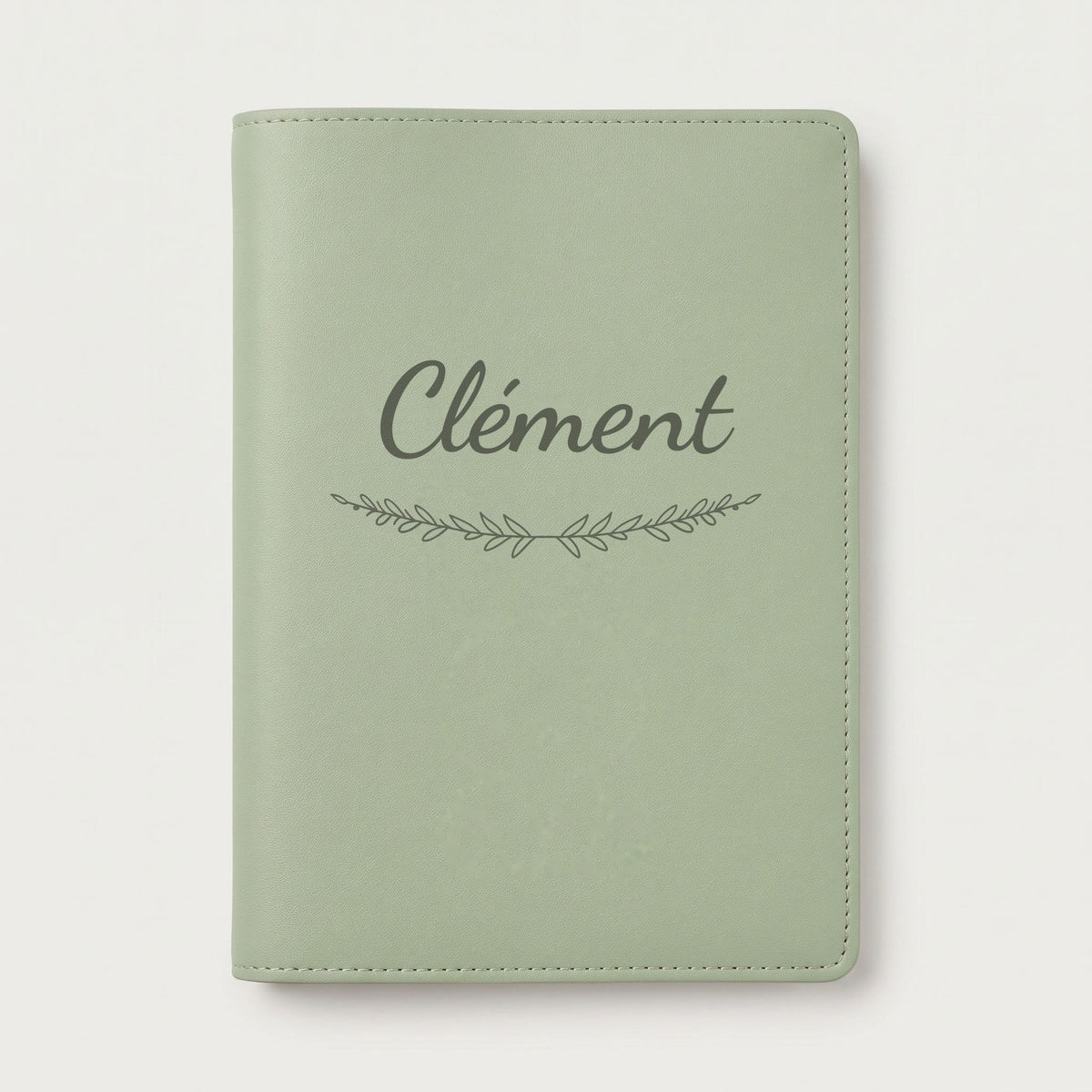 Protège carnet de santé personnalisé Clément — Vert sauge — prénom « Clément » gravé, ornement Brindilles