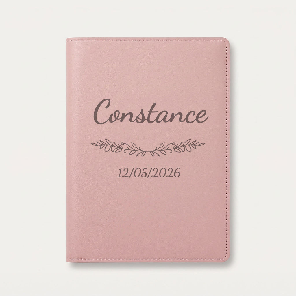 Protège carnet de santé personnalisé Constance — Rose dragée — prénom « Constance », ornement Guirlande et date de naissance « 12/05/2026 » gravés