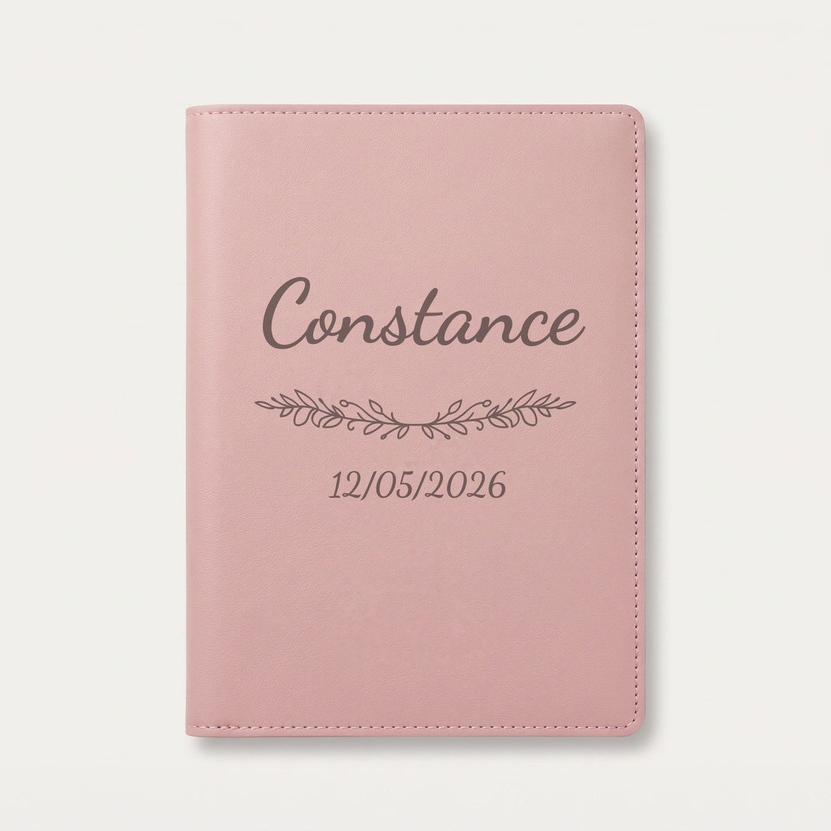 Protège carnet de santé personnalisé Constance — Rose dragée — prénom « Constance », ornement Guirlande et date de naissance « 12/05/2026 » gravés